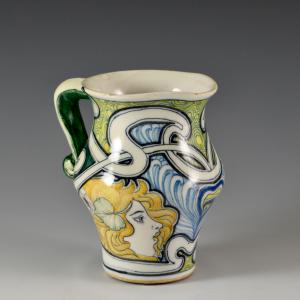 Brocca con profili femminili e nastro - Galileo Chini, Manifattura L'Arte della Ceramica, 1896-1898 circa